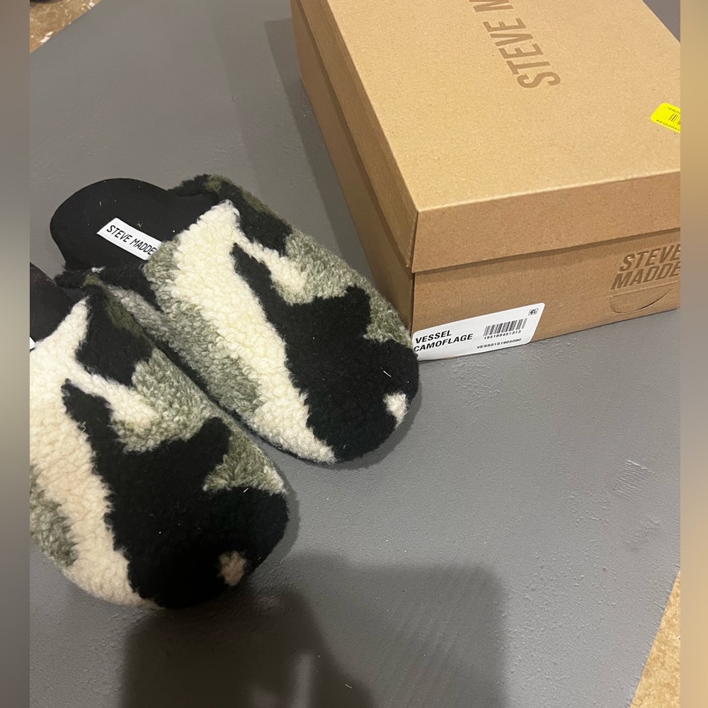 Steve Madden Vessel camo slippers
